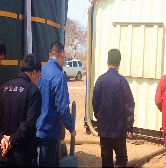 大慶油田有限責(zé)任公司副總經(jīng)理兼大慶油田管理局副局長(zhǎng)萬軍同志調(diào)研我公司位于大慶油田采油九廠致密油區(qū)塊平臺(tái)移動(dòng)式返排液項(xiàng)目處理現(xiàn)場(chǎng).